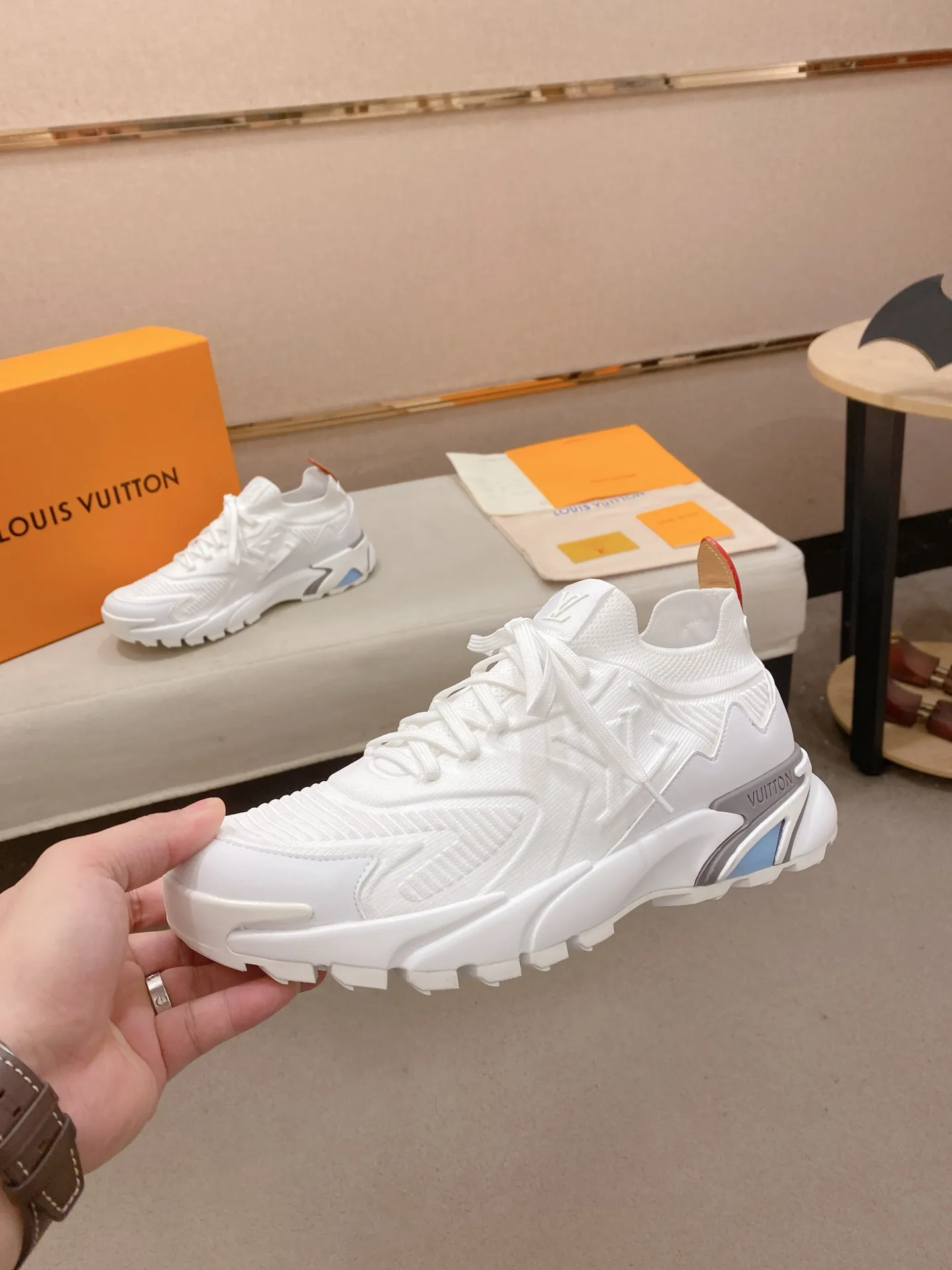 Men's Men's Shoes💰: 620💰The high version of the LV Runner Tatic sneakers are made of a whole piece of technical knitting to create an easy-to-take-on design, and are trimmed with cow leather to outline the upper. The LV logo on the side creates a dynamic feel among the textures, and the leather back strap is shaped like the handle fasteners in the Louis Vuitton leather goods collection. Mixed materials Laces Louis Vuitton accents Rubber outsole with Vuitton logo Size 39-44 Customizable 38.45.46